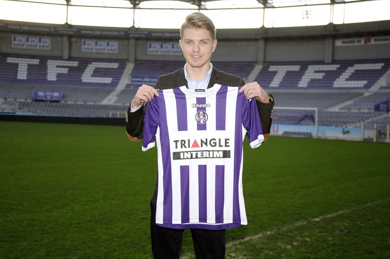Polish midfielder Dominik Furman poses with his new Toulouse jersey on January 16, 2014, during his official presentation as French L1 football club Toulouse's new player at the Municipal Stadium in Toulouse, southwestern France. AFP PHOTO / PASCAL PAVANI